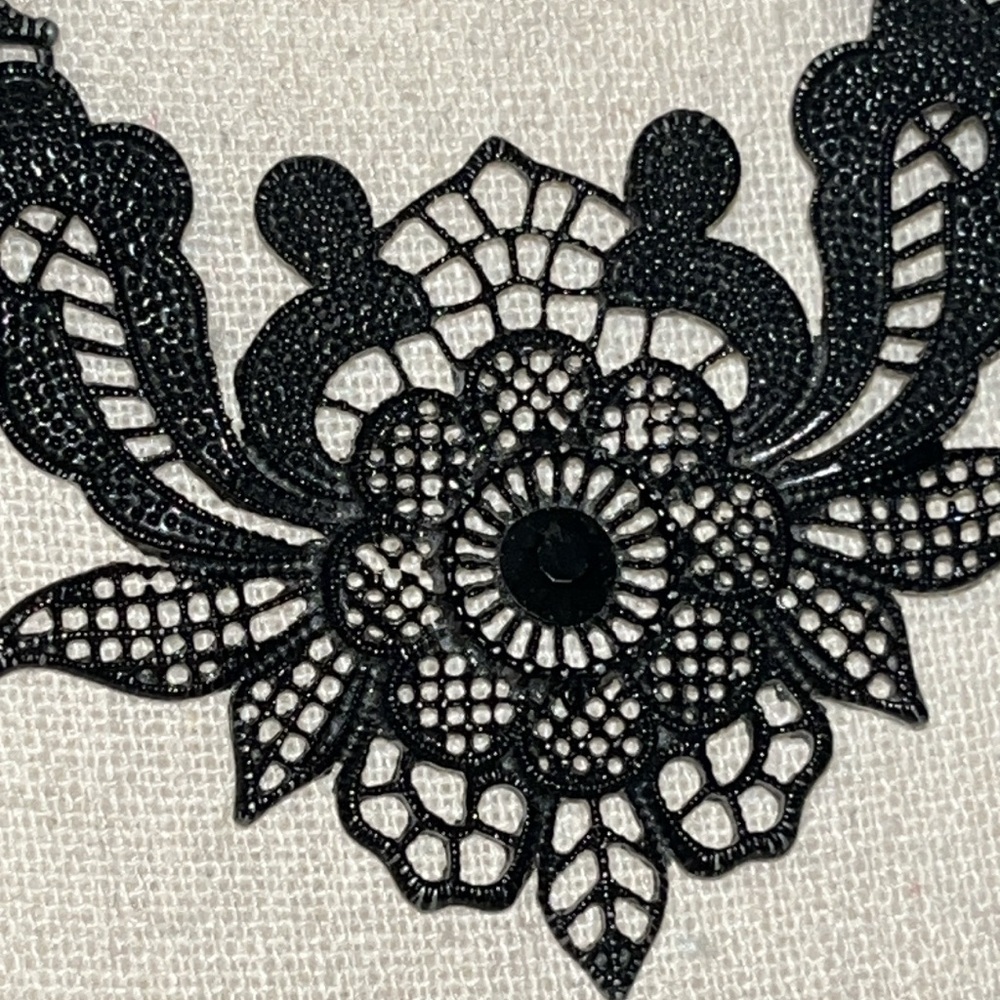 Black lace floral necklace - Picture 13 of 13